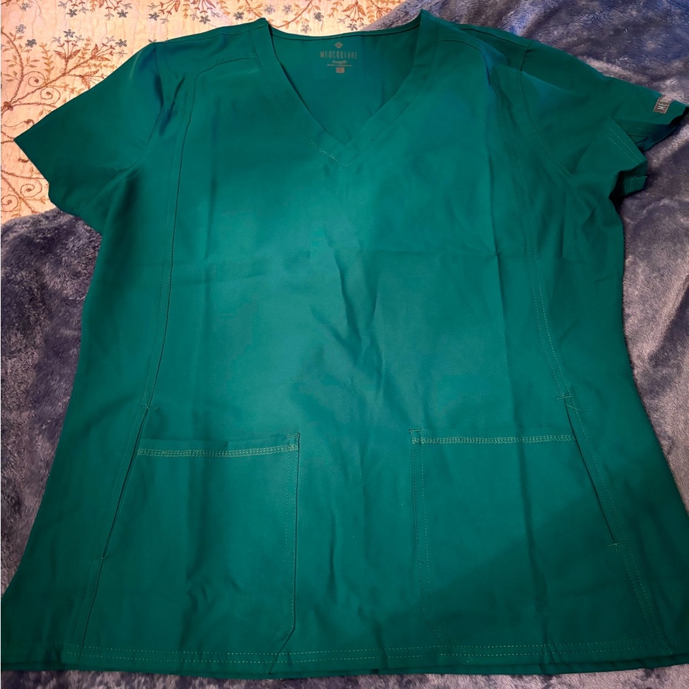 MEDCOUTURE scrub set